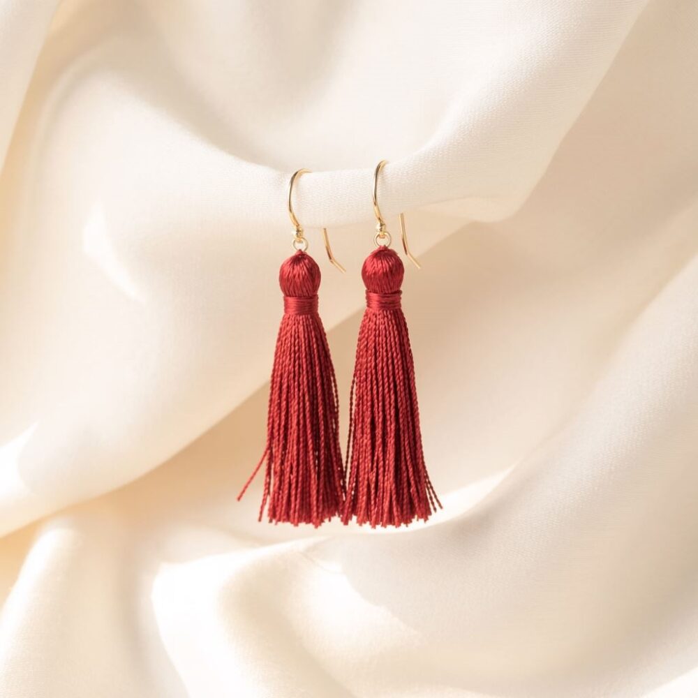 biżuteria z czerwonymi chwostami