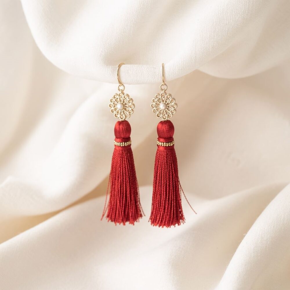 detal czerwonych kolczyków