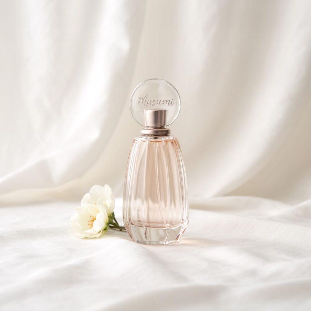 flakon Masumi wśród kwiatów