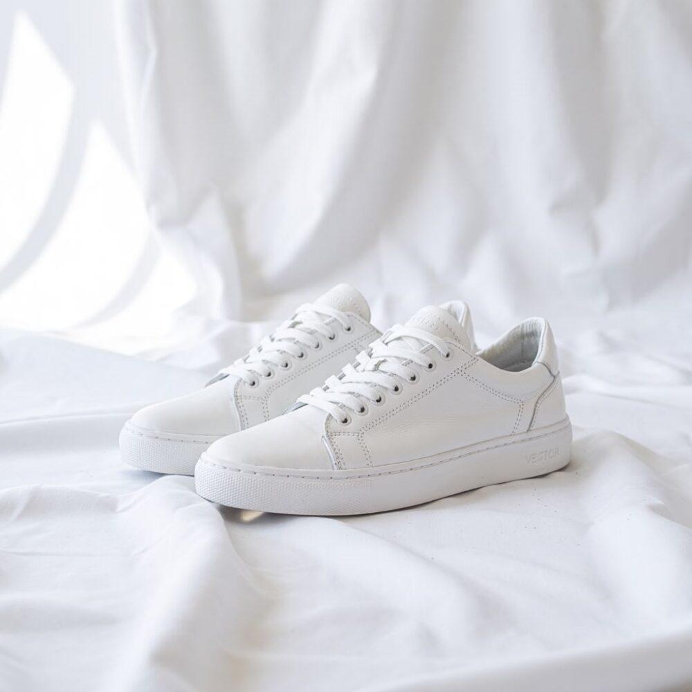 nowoczesne białe trampki