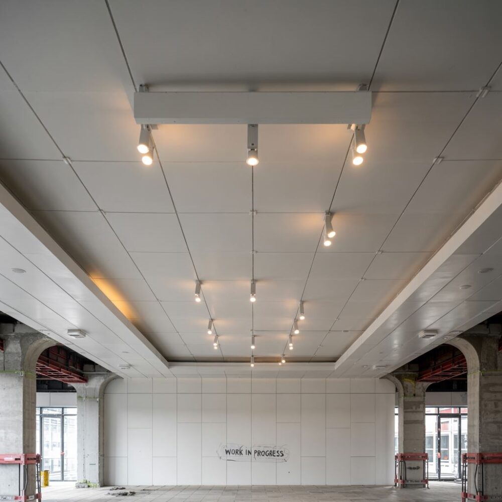 nowoczesny sufit z oświetleniem