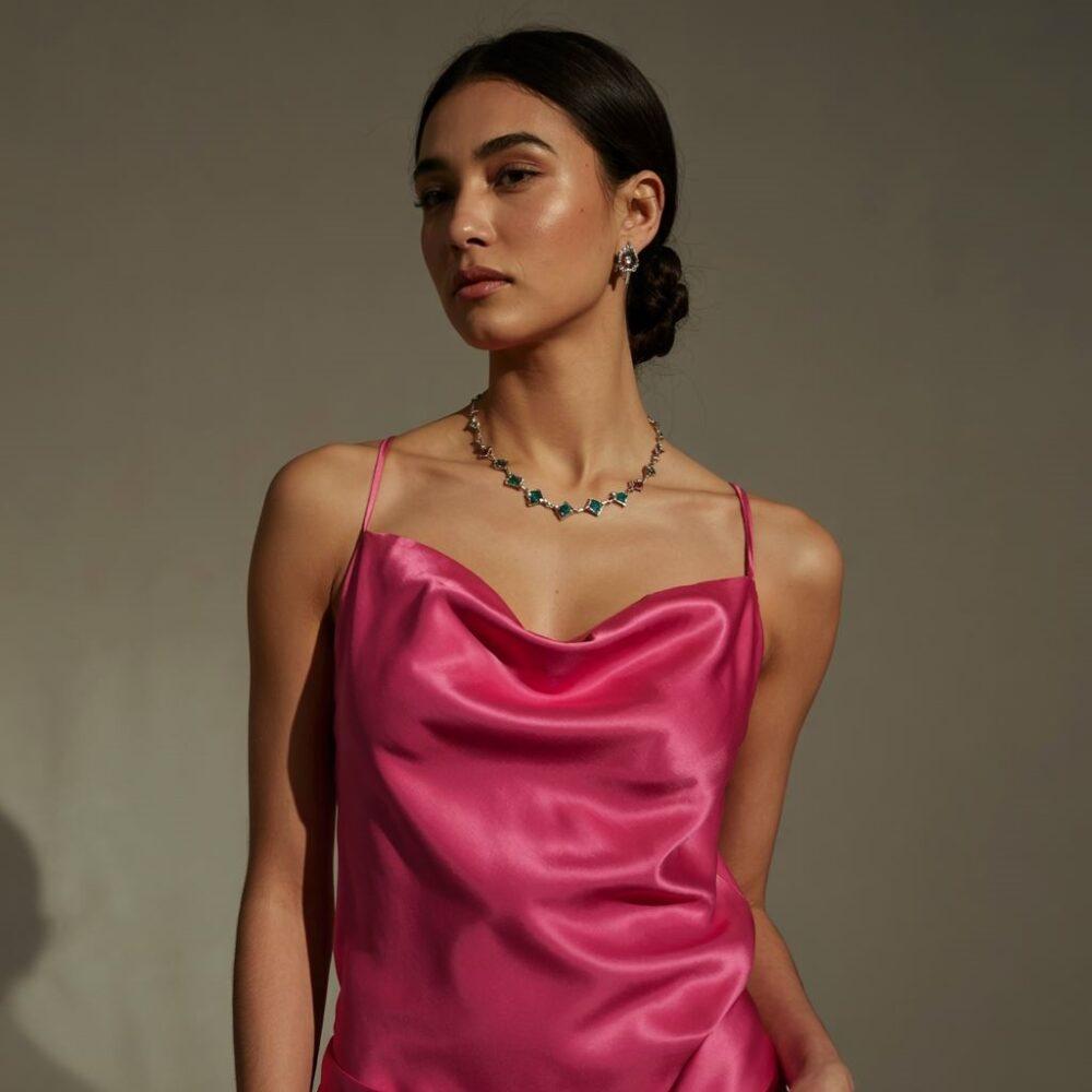 stylowa kobieta w fuksjowej sukience