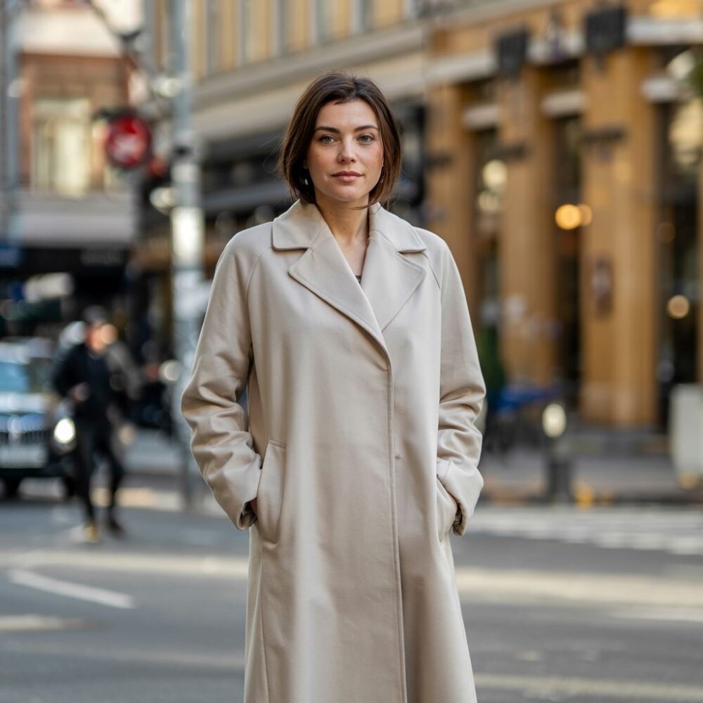 stylowa kobieta z kurtką